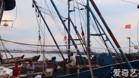 开海首日渔船深夜出港捕鱼