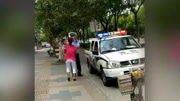 抱娃被民警绊摔完整视频 民警:不能推我是常识资讯搜索最新资讯爱奇艺