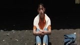 男子的冲浪板坏掉不能冲浪了  妹子拿着坏掉的一截冲浪板委屈巴巴