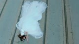 《小楼又东风》高晨不要晗芝了 她穿着婚纱在马路上躺着哭