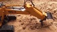 夹木器挖掘机挖土工作