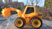 带锯齿的收割机工程车玩具车模型户外表演 儿童玩具车育儿视频