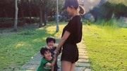 陈若仪带两儿子公园玩耍，兄弟俩拉着妈妈的手开兴得不得了