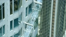 美国联邦银行建造透明滑梯，位于270米的高空，控制不了方向