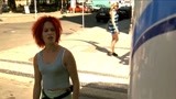 罗拉快跑：红发女闭眼在马路上快速奔跑，差点被卡车撞，就进赌场