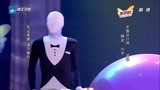 中国梦想秀：神秘装扮者用气球施展缩骨功，气球瞬间变超能力！