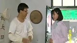 美女画着精致的妆容，竟然去帮男孩做烧饼？