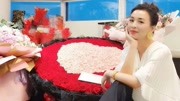 49岁张庭七夕节获老公林瑞阳送巨型玫瑰花束，一身金器贵气十足