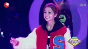 蔡卓妍踩着轮滑走秀，气质堪比十八岁少女！真怀疑她的年龄！