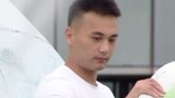 小哥兴致勃勃冲入赛道 头部遭到猛烈撞击