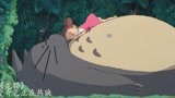 龙猫：小姑娘胆子真大，一点都不怕大龙猫，竟爬在龙猫身上睡着了