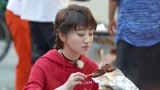 青春旅社：景甜大口吃烧烤，被她的样子吸引，口水都流出来！