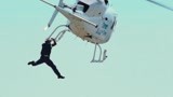 堪比极限挑战！男子纵身一跃跳入直升机中！