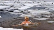 彪悍的战斗民族！俄罗斯美女比基尼冬泳，把冬天硬是过成夏天