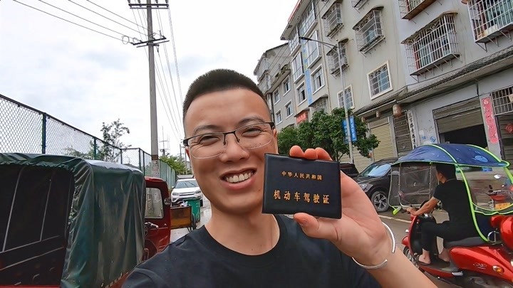 欢子45天拿到驾驶证,开心的快疯了,一提起买车就陷入了沉思