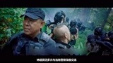 《湄公河行动》拍摄时：彭于晏与缉毒犬相互配合，导演被毒蜈蚣咬