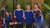 青春旅社：广场舞大妈邀请小女孩一起跳舞，戴军乱入干扰音乐