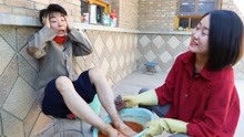 懒汉3年没洗脚，媳妇用辣椒面和钢丝球刷到脚肿成馒头，结局爆笑