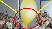 美女模特穿气球走秀，不料气球突然“泄气”，观众瞬间沸腾了！