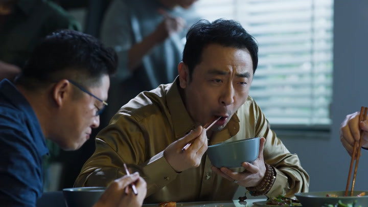 《刑警之海外行动》宋成功小时候在亲戚面前表演 宋成功竟然查警察