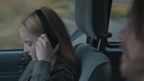 末日震颤：茱莉亚戴上耳机 坐在车里一言不发