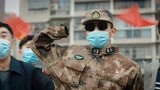 《理想照耀中国》市民们欢迎医疗队回家 杜富国身穿军装敬军礼