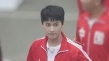 路透：杨洋排球少年造型曝光 身穿红色运动服做运动有点可爱