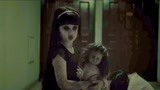 怨灵2：女人推开门吓坏了，诡异女孩抱着洋娃娃，好恐怖！
