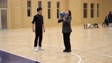 《谁都知道我爱你》花絮：宋茜跟许魏洲学篮球