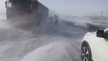 乌鲁木齐等地现风吹雪,交通出行严重受阻 交警风雪中救援被困车辆