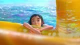 《深海》小女孩带手机误入梦幻世界 海精灵闯入她的视线