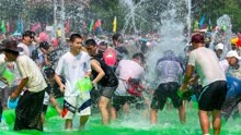 云南芒市泼水狂欢节开幕 市民互泼代表幸福吉祥的清水表达祝福