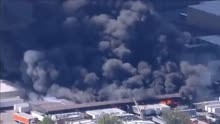 美国费城一仓库大火,黑烟冲天延绵数英里 数次巨大爆炸声惊醒民众