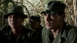 《大偷袭》塔普带领美军 穿越丛林前进