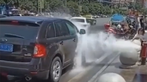 水管爆裂过路车辆蹭洗车