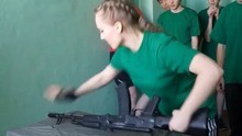 俄罗斯学生快速拆卸枪 不敢惹的战斗民族