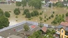 奥地利：洪水肆虐  “防洪神器”意外走红