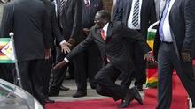 津巴布韦90岁总统穆加贝当众跌倒