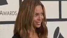 线上看 第57届格莱美颁奖礼 Beyonce黑色礼服亮相红毯 (2015) 带字幕 中文配音