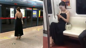 高挑美女坐地铁敷面膜 网友：这么保养能不美吗