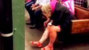 女子在地铁站当众刮腿毛