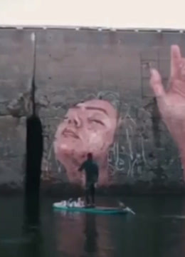 网罗天下》第2017-09-09期加拿大现水中壁画少女似在水中浮沉闭眼朝天