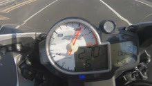 宝马摩托车男子高速飙车270km/h，当场撞翻汽车身亡！活该！