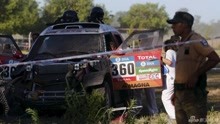 2016达喀尔 中国女车手冲出赛道15名观众伤