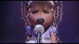 艾希舞台上唱歌哭泣