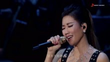 黄丽玲翻唱《听见下雨的声音》，其情细腻，惹人眼泪