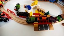许多木制托马斯火车玩具，托马斯坦克引擎,站台轨道玩具