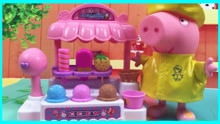 小猪佩奇用韩国粉红兔的冰淇淋机制作好吃的冰棒和冰淇淋