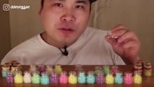 看看韩国小伙怎么吃糖,一口吃两瓶,发出的咀嚼声太好听了