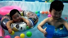 海洋生物游泳乐园，小悦悦和小睿睿游泳，玩着彩虹球球